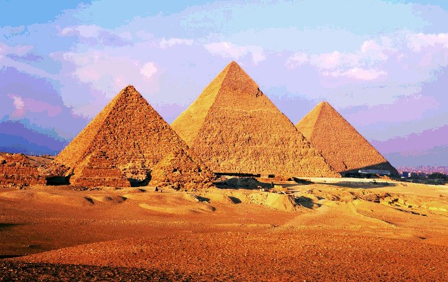 El conjunto cuenta con tres pirámides, entre ellas la Gran Pirámide de Giza
